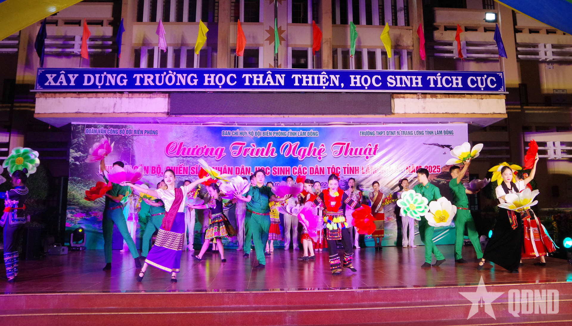 Bộ đội Biên phòng Lâm Đồng biểu diễn nghệ thuật phục vụ nhân dân